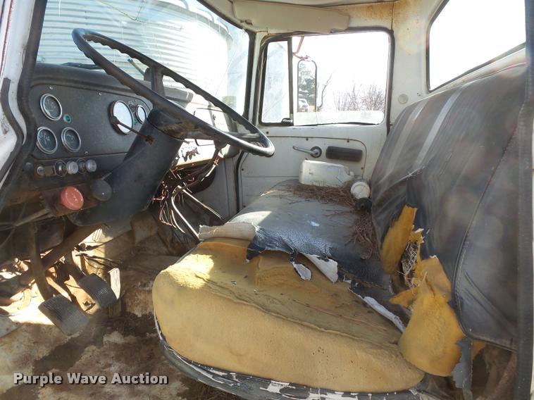 image for item K3369 1977 International 1700 grain truck