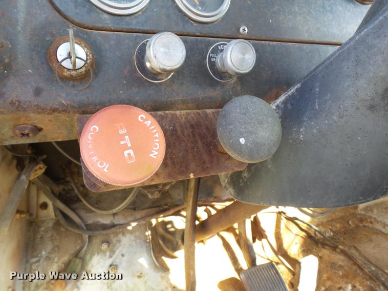 image for item K3369 1977 International 1700 grain truck