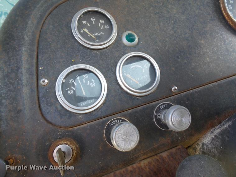 image for item K3369 1977 International 1700 grain truck