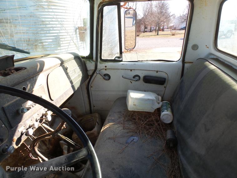 image for item K3369 1977 International 1700 grain truck