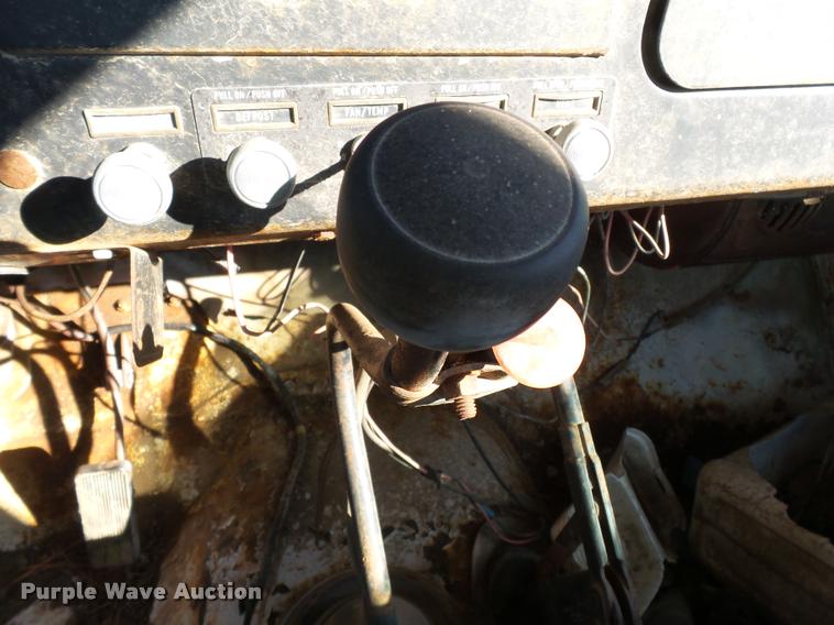 image for item K3369 1977 International 1700 grain truck