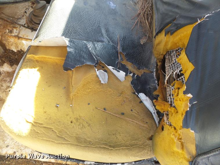 image for item K3369 1977 International 1700 grain truck