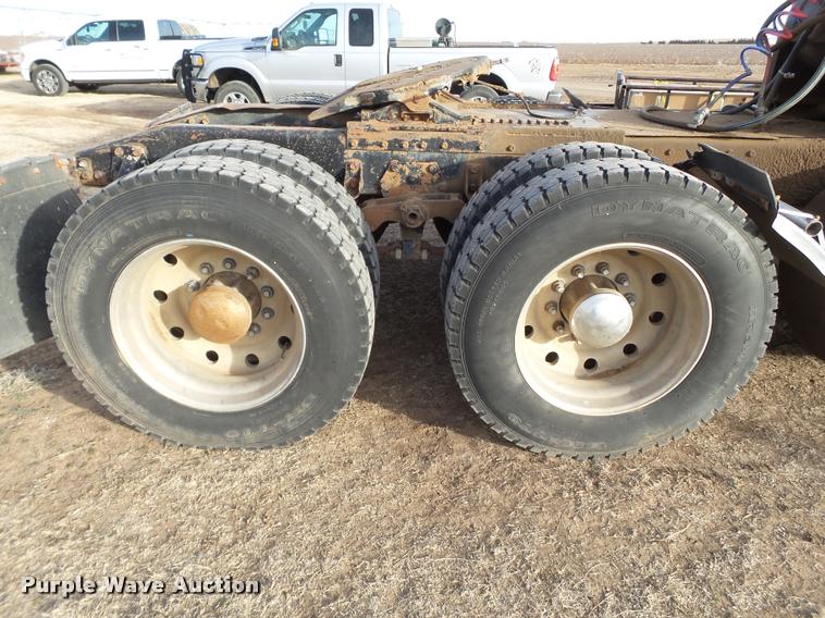 image for item L1634 1982 Peterbilt semi truck