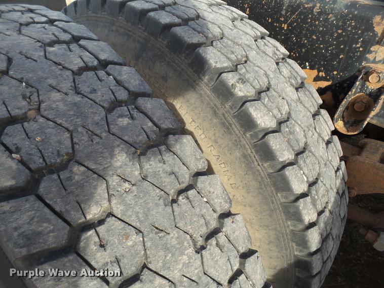 image for item L1634 1982 Peterbilt semi truck