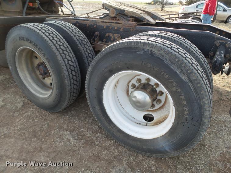 image for item L1634 1982 Peterbilt semi truck