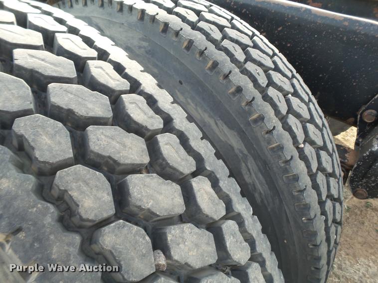 image for item L1634 1982 Peterbilt semi truck