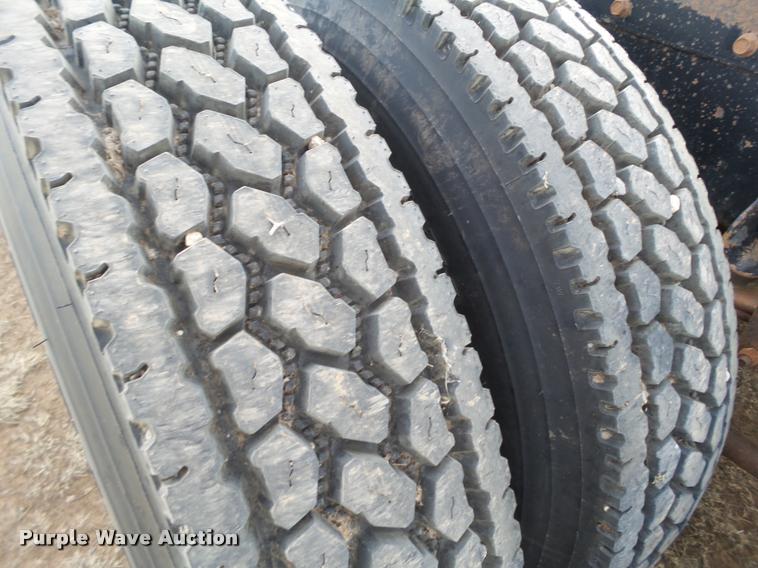 image for item L1634 1982 Peterbilt semi truck