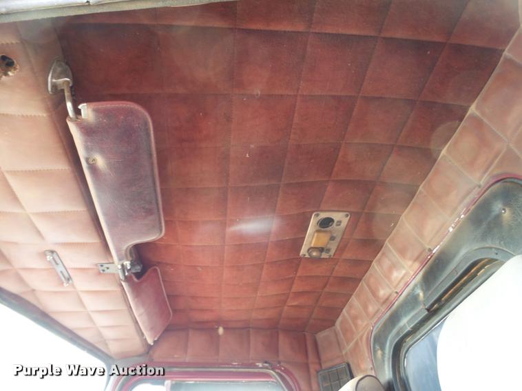 image for item L1634 1982 Peterbilt semi truck