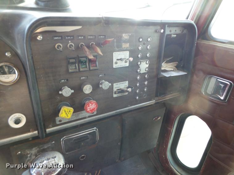 image for item L1634 1982 Peterbilt semi truck