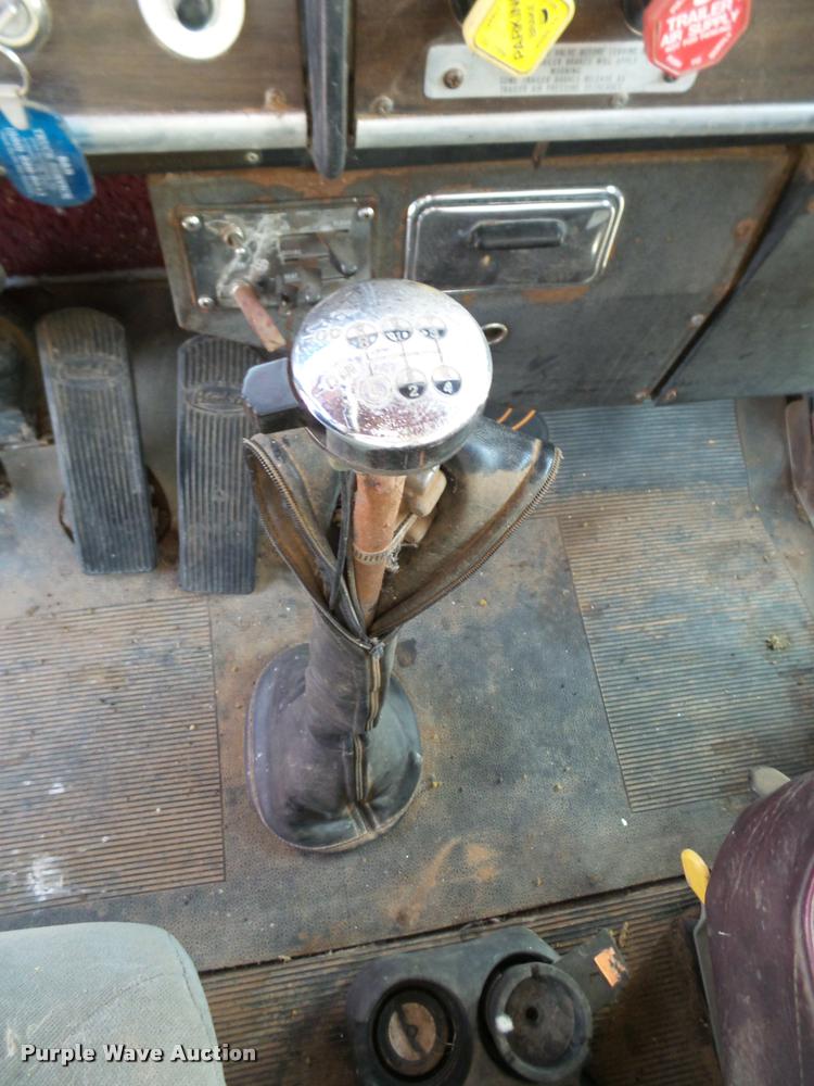 image for item L1634 1982 Peterbilt semi truck