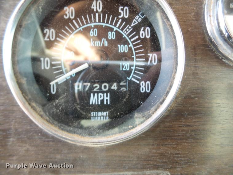 image for item L1634 1982 Peterbilt semi truck