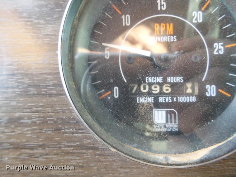 image for item L1634 1982 Peterbilt semi truck