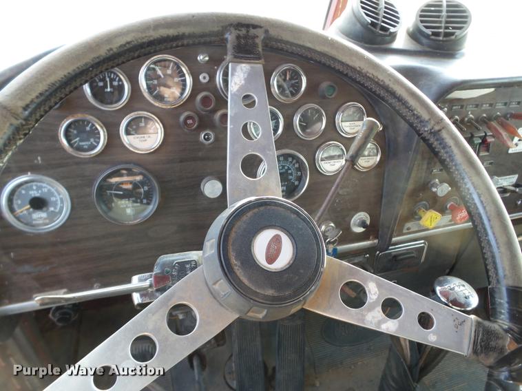 image for item L1634 1982 Peterbilt semi truck