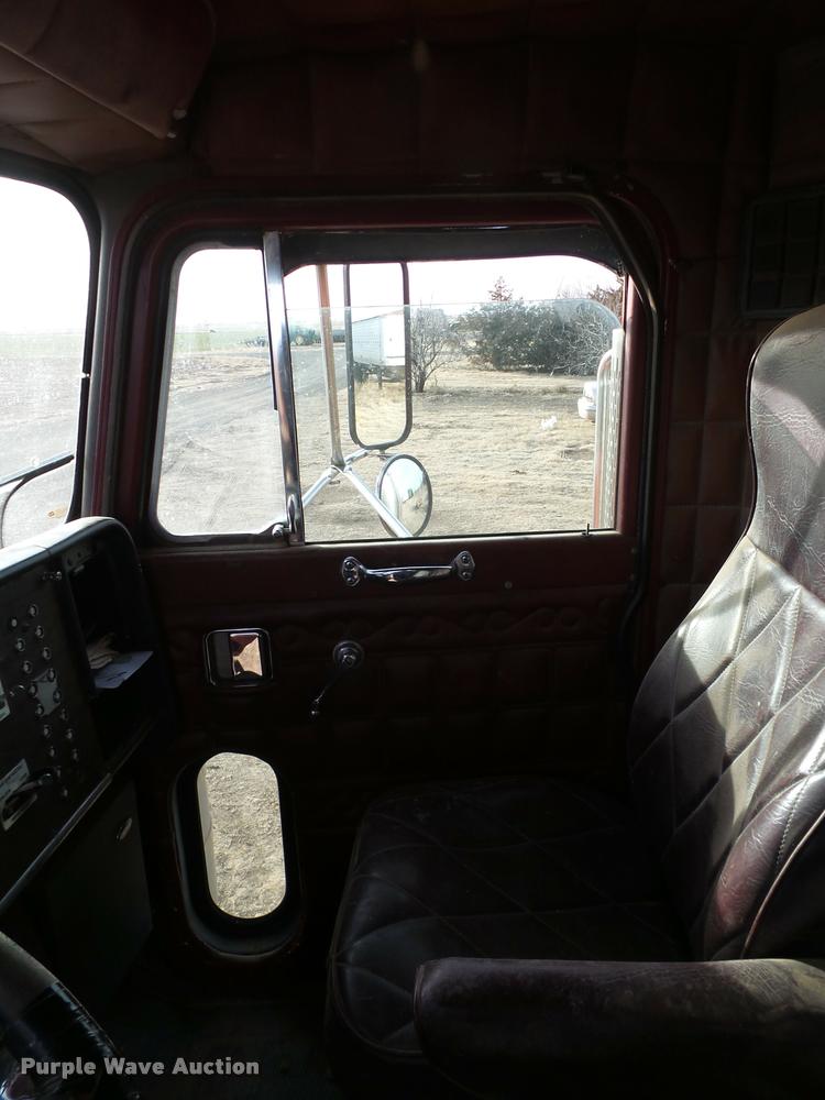 image for item L1634 1982 Peterbilt semi truck