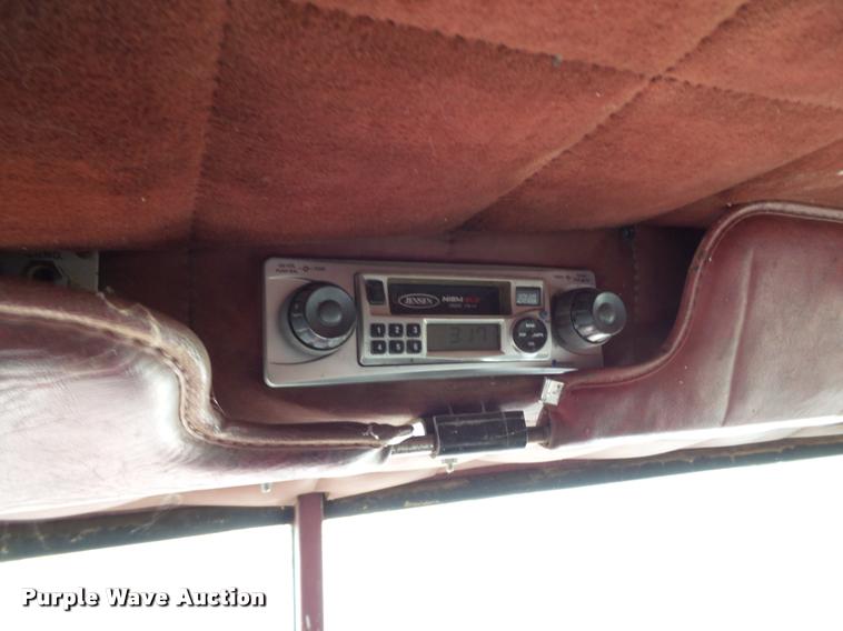 image for item L1634 1982 Peterbilt semi truck