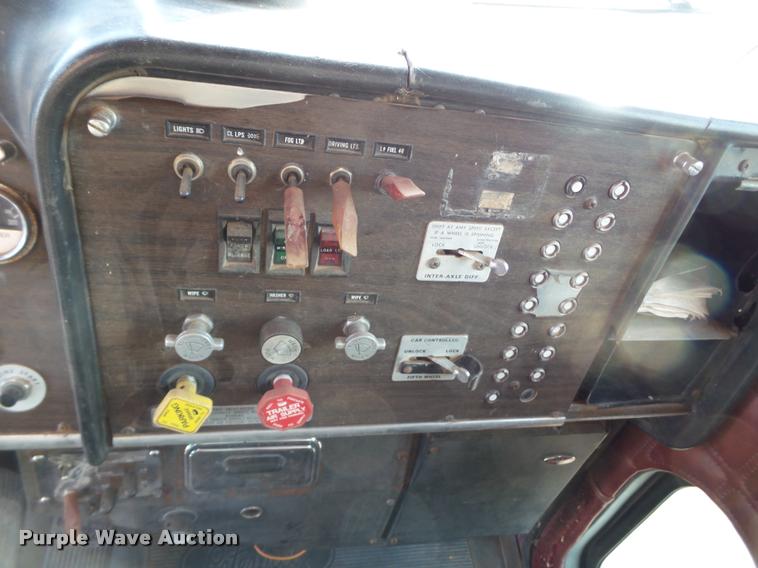 image for item L1634 1982 Peterbilt semi truck