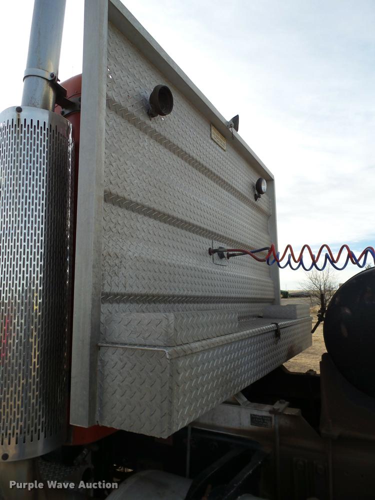 image for item L1634 1982 Peterbilt semi truck