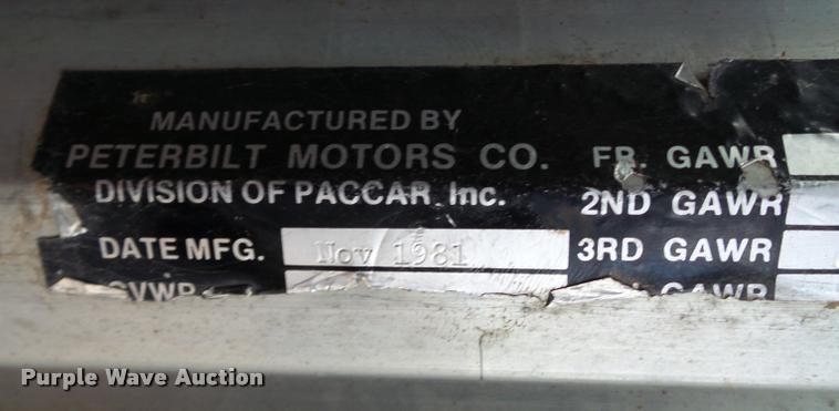 image for item L1634 1982 Peterbilt semi truck