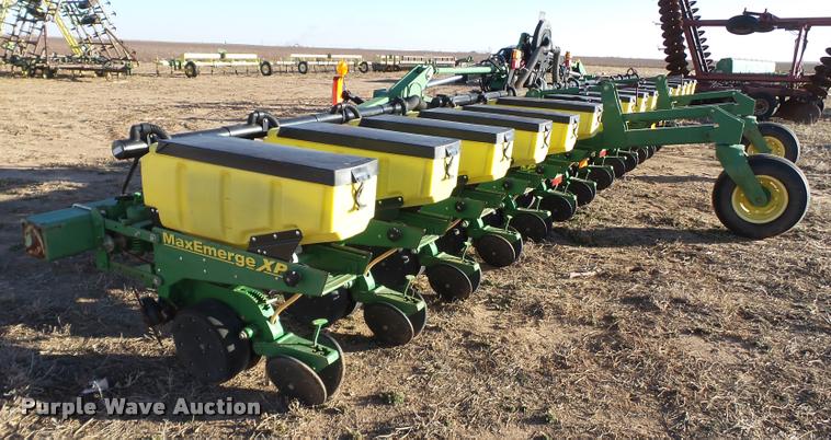 image for item L1671 John Deere 1720 planter