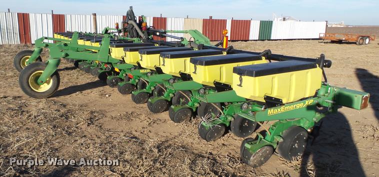 image for item L1671 John Deere 1720 planter