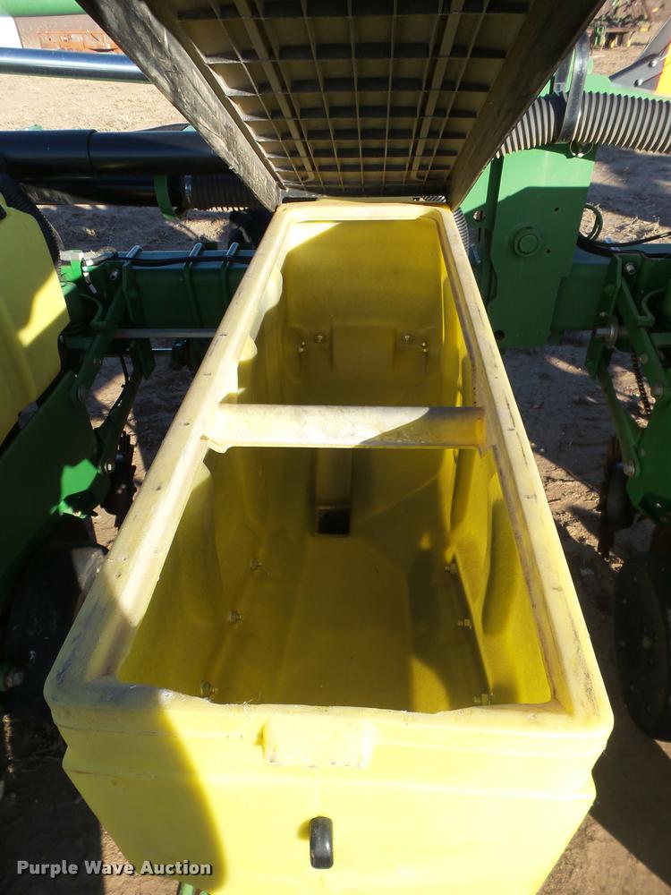 image for item L1671 John Deere 1720 planter