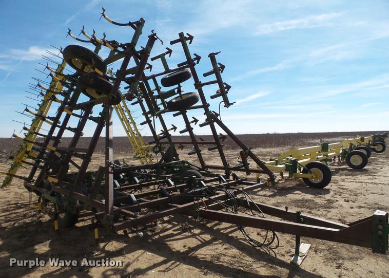 image for item L1675 John Deere 960 chisel plow