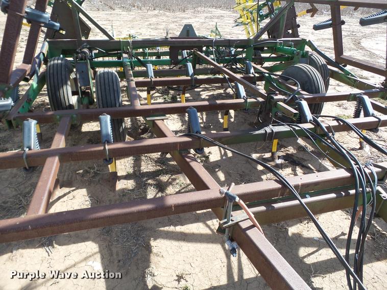 image for item L1675 John Deere 960 chisel plow