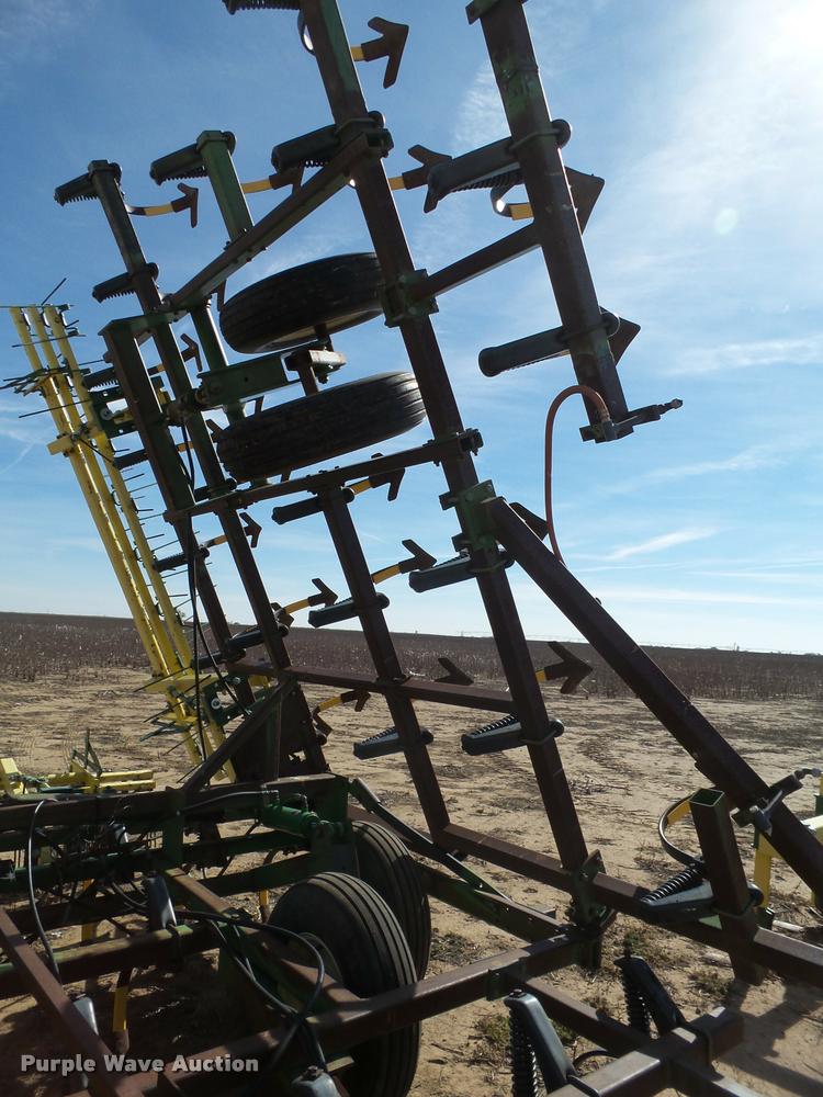 image for item L1675 John Deere 960 chisel plow