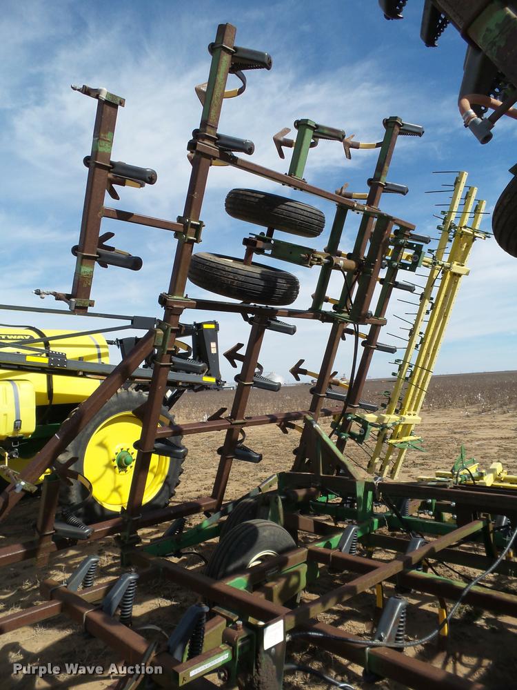 image for item L1675 John Deere 960 chisel plow