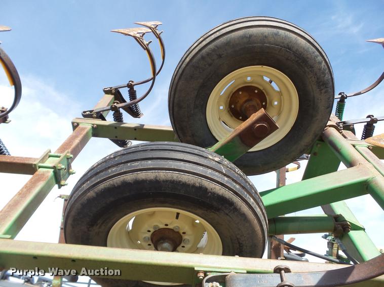 image for item L1675 John Deere 960 chisel plow