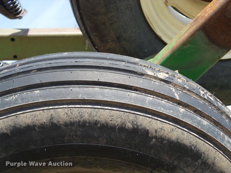 image for item L1675 John Deere 960 chisel plow