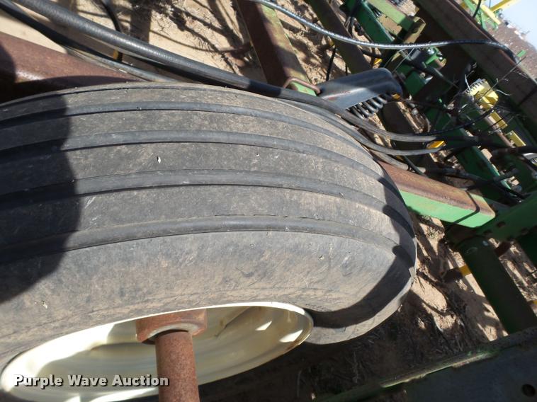 image for item L1675 John Deere 960 chisel plow