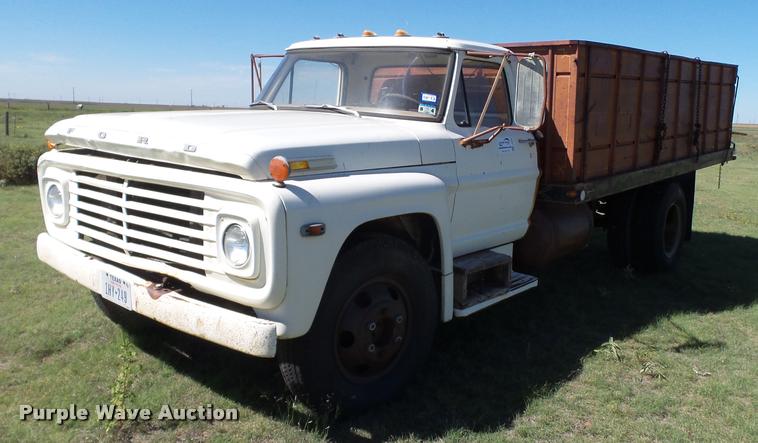 image for item L6625 1970 Ford 600 grain truck