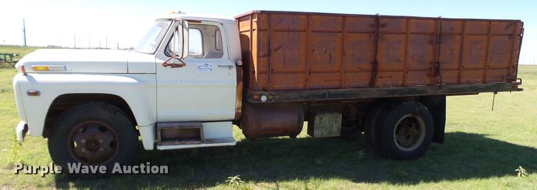 image for item L6625 1970 Ford 600 grain truck