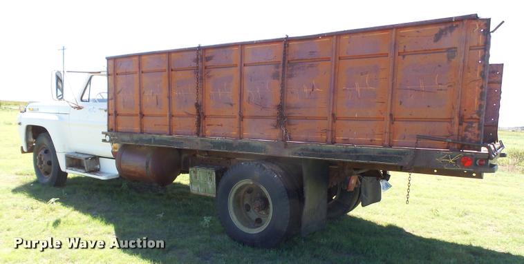image for item L6625 1970 Ford 600 grain truck