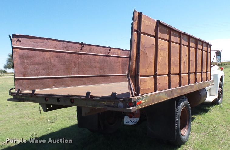 image for item L6625 1970 Ford 600 grain truck