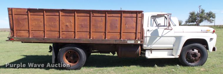 image for item L6625 1970 Ford 600 grain truck