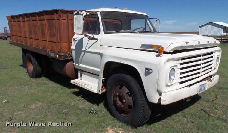 image for item L6625 1970 Ford 600 grain truck
