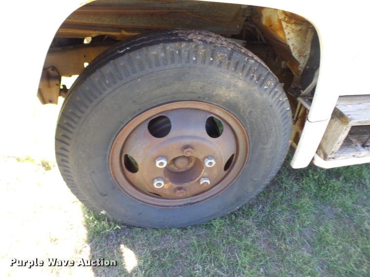 image for item L6625 1970 Ford 600 grain truck