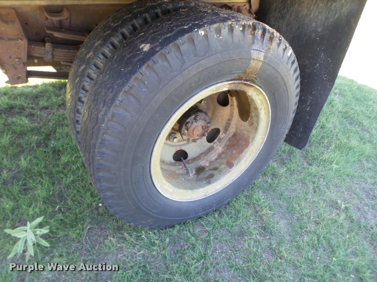 image for item L6625 1970 Ford 600 grain truck