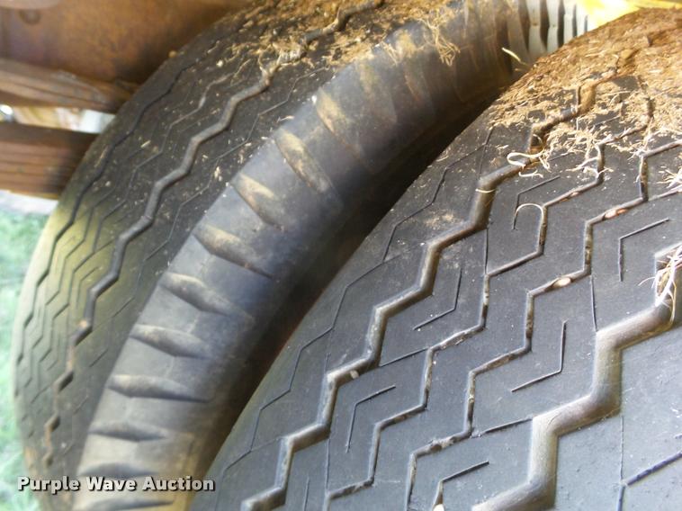 image for item L6625 1970 Ford 600 grain truck