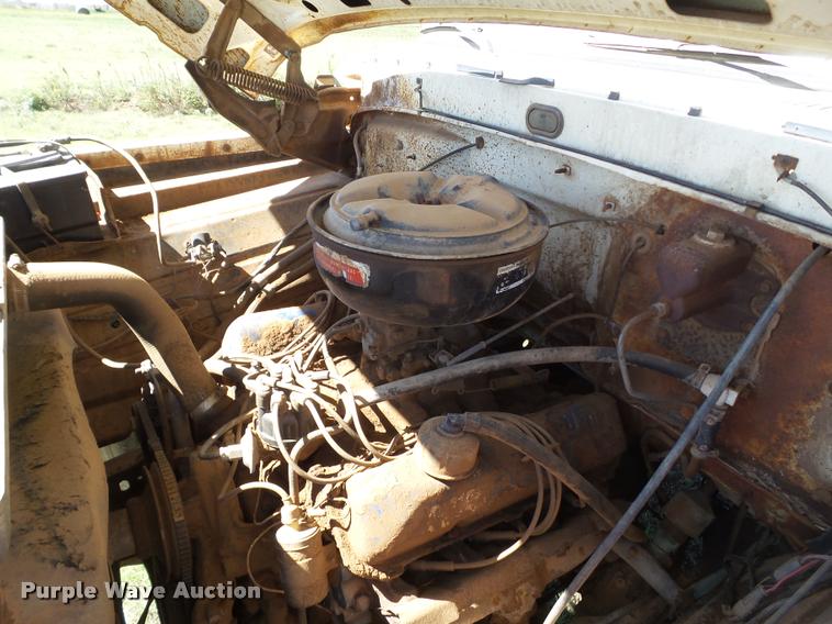 image for item L6625 1970 Ford 600 grain truck