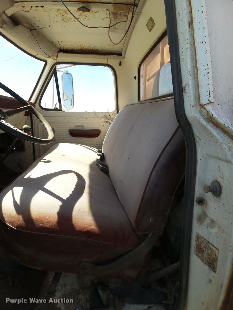 image for item L6625 1970 Ford 600 grain truck