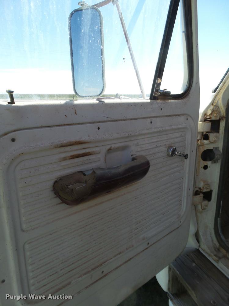 image for item L6625 1970 Ford 600 grain truck