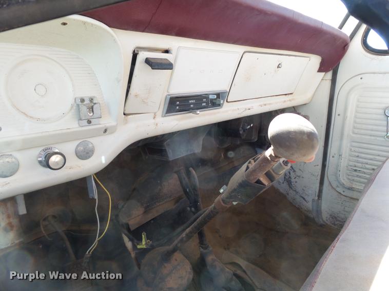 image for item L6625 1970 Ford 600 grain truck