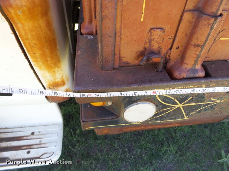 image for item L6625 1970 Ford 600 grain truck
