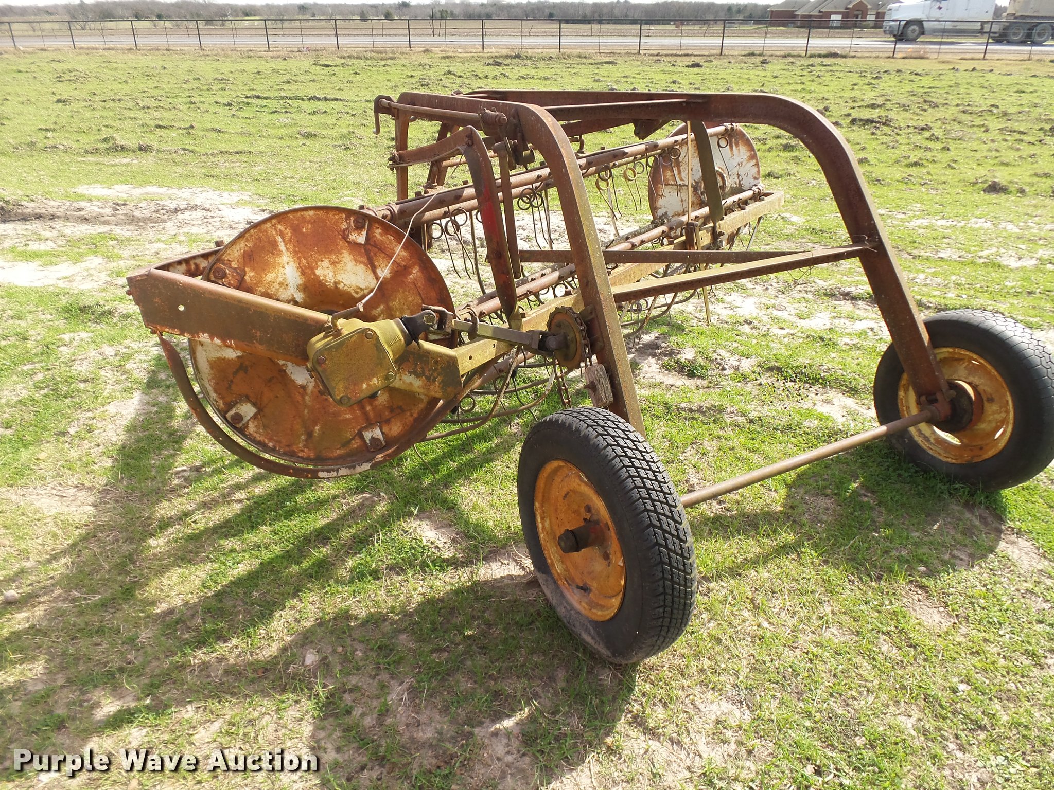 International hay rake in Ennis, TX Item DE9519 sold Purple Wave