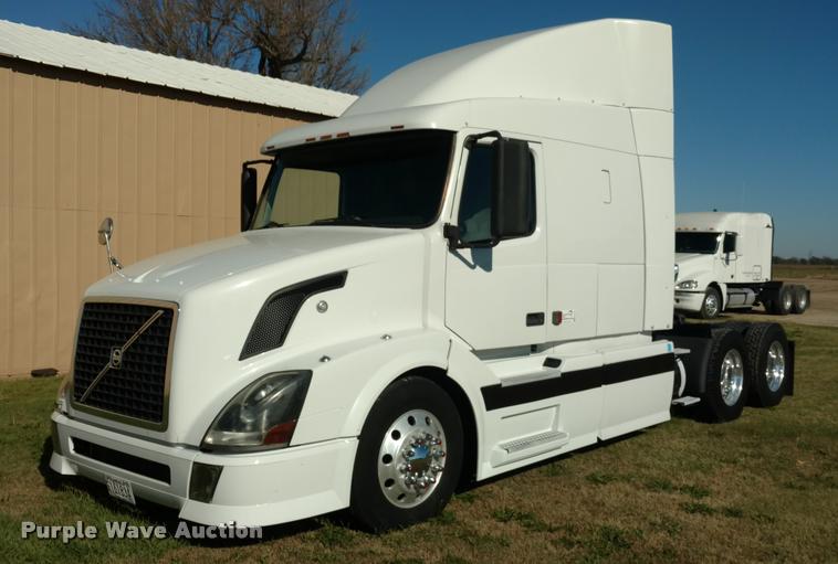 image for item DA4403 2005 Volvo VNL semi truck