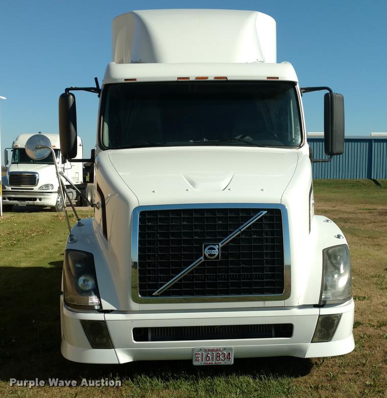image for item DA4403 2005 Volvo VNL semi truck