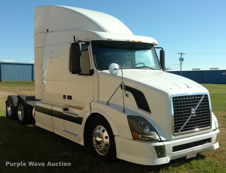 image for item DA4403 2005 Volvo VNL semi truck